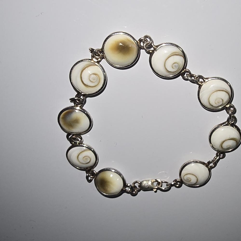 Elegant Gold and Cream Shell Bracelet